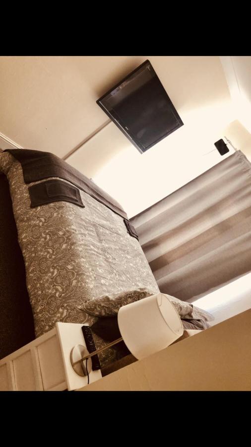 Ac Lounge36 B * Rochford